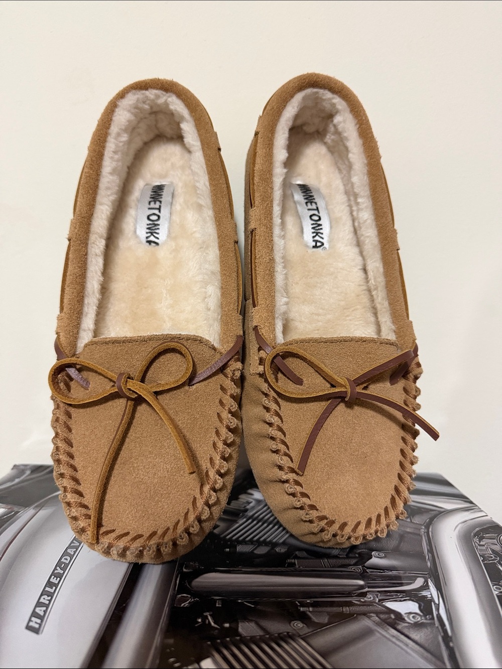 Minnetonka Men’s Tan Suede Shearling-Lined Moccasin Slippers